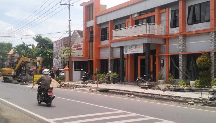 Duh, Proyek Ini Minim Rambu Peringatan, Seorang Pelajar Kecebur Drainase