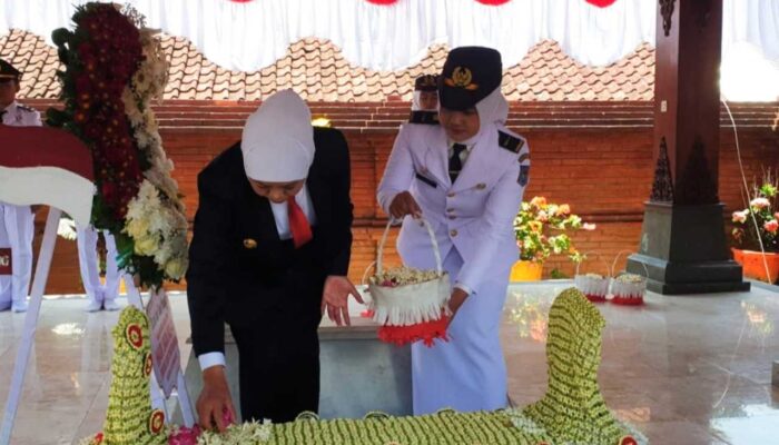 Jelang HUT ke-80 Provinsi Jatim, Khofifah Ziarah ke Makam Gubernur Soerjo
