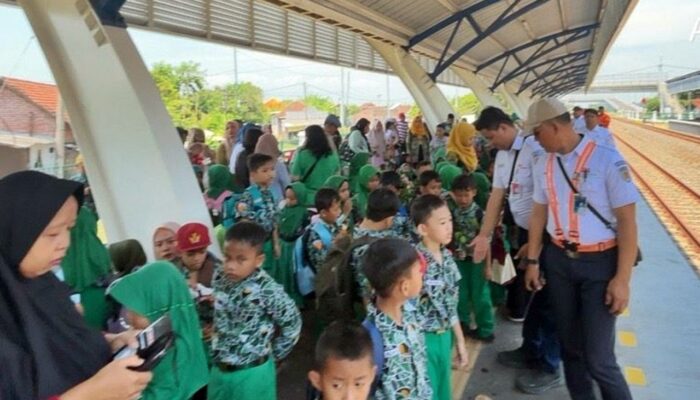 C-Taditur KAI Commuter Catat Rekor MURI Edukasi Pelajar