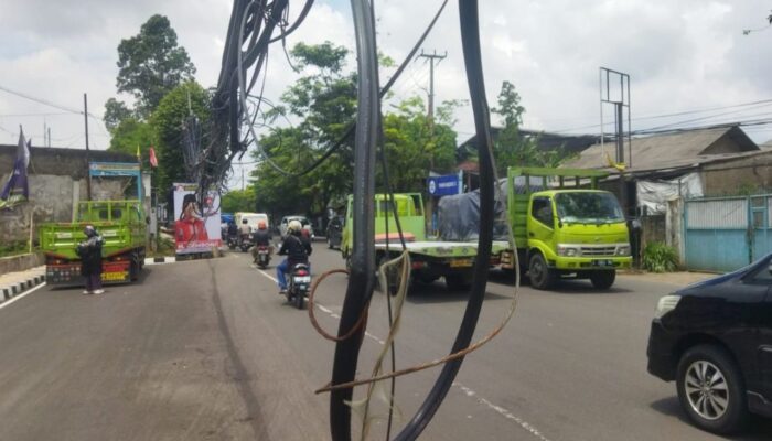 Kabel WiFi Semrawut, Telan Korban Pengendara Motor