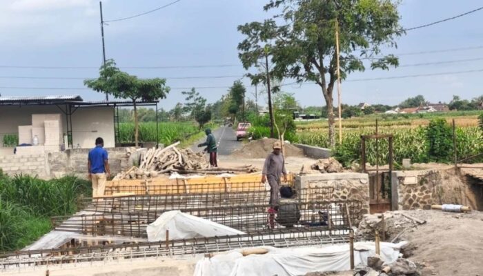 Proyek Pembangunan Jembatan Bendosari Diduga Abai K3 dan APD