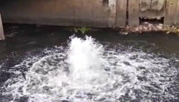 Surabaya Dikejutkan Semburan di Sungai Bon Agung Rungkut Tengah