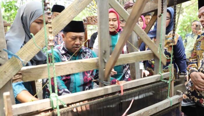 Bupati Warsubi Buka Jombang Fest 2025 Wastra Alami di Pasar Barongan