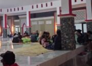 Hujan Redakan Erupsi Semeru, Puluhan Warga Mengungsi ke Balai Desa Penanggal