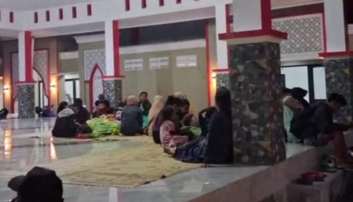 Hujan Redakan Erupsi Semeru, Puluhan Warga Mengungsi ke Balai Desa Penanggal