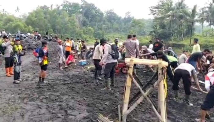 Akses Jalan Terputus, Warga Gondoruso Gotong Royong Bersihkan Material Banjir Lahar Dingin Semeru