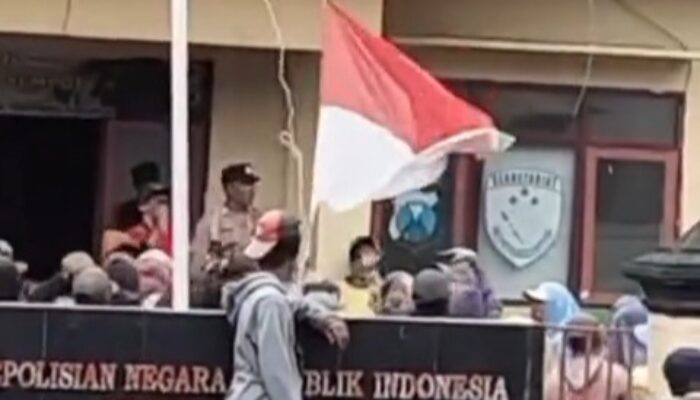 Ratusan Warga Jemput Paksa Kapolsek Sempol Bondowoso, Ini Pemicunya