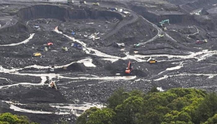 Penambang Pasir Tetap Beraktivitas di Sungai Semeru Meski APG Menerjang
