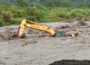 Banjir Lahar Dingin Gunung Semeru Jebolkan Tanggul dan Rendam Permukiman Warga Pasirian
