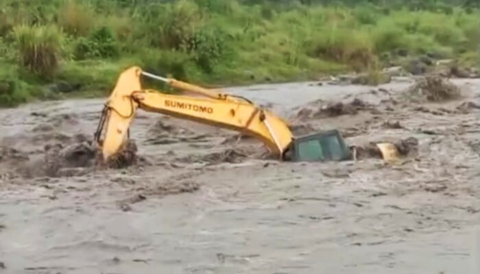 Banjir Lahar Dingin Gunung Semeru Jebolkan Tanggul dan Rendam Permukiman Warga Pasirian