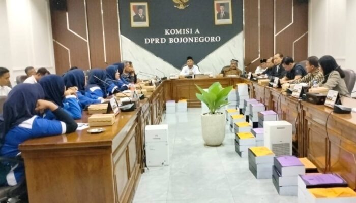 Tolak Pengesahan Perda KTR, Buruh Pabrik Rokok Demo DPRD Bojonegoro