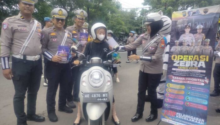 Hari I, Operasi Zebra 2025, Satlantas Polres Magetan Bagi-bagi Bunga