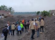 Relawan Perisai SI Lumajang Bersihkan Rumah Warga Terdampak Erupsi Semeru