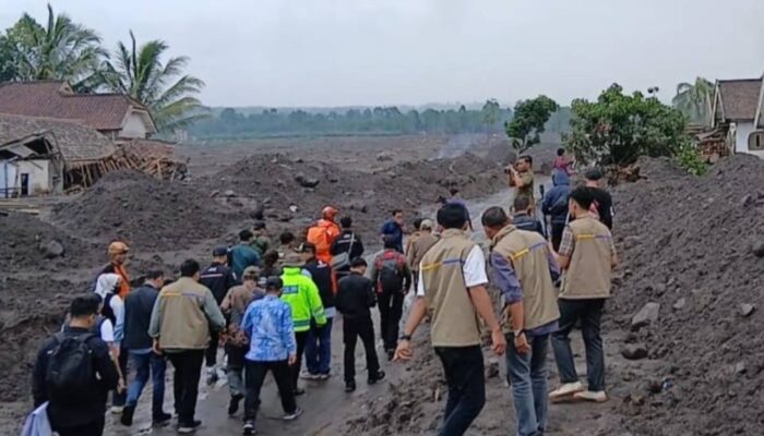 Relawan Perisai SI Lumajang Bersihkan Rumah Warga Terdampak Erupsi Semeru