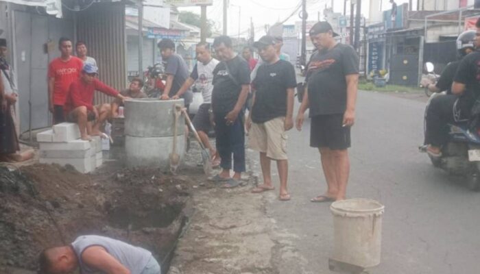 Sambat Kades Soal Saluran Air Tersumbat Tak Digubris, Warga Swadaya Perbaiki