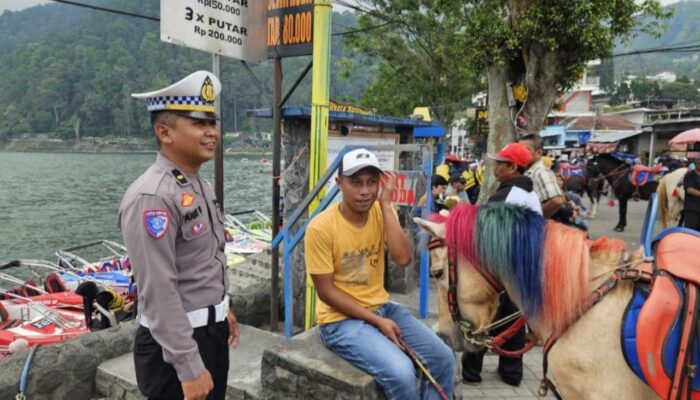 Ops Zebra Semeru 2025, Polisi Hadir di Telaga Sarangan Ajak Wisatawan Tertib Berlalu Lintas