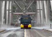 Polres Lumajang Turunkan Water Canon Bersihkan Lumpur Abu Vulkanik Semeru