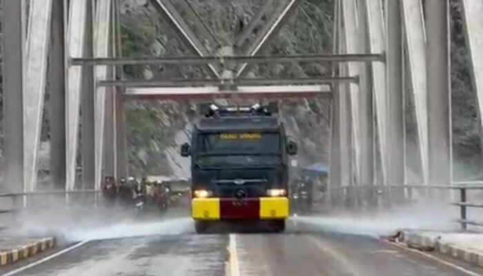 Polres Lumajang Turunkan Water Canon Bersihkan Lumpur Abu Vulkanik Semeru