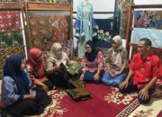 Dorong Cinta Produk Lokal, Wiwin Sumrambah Kunjungi Batik New Colet Jombang