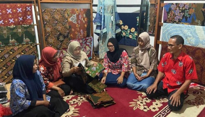 Dorong Cinta Produk Lokal, Wiwin Sumrambah Kunjungi Batik New Colet Jombang