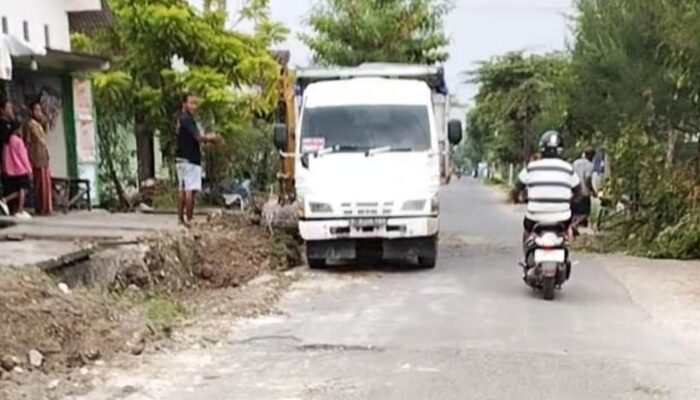 Tak Ada Papan Nama, Proyek Pelebaran Jalan di Jegulo Tuban Diduga Langgar Regulasi