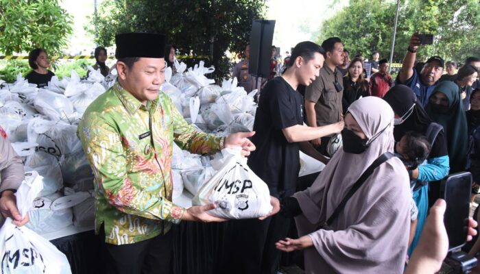 Forkopimda Sidoarjo Bersama Yayasan Mawar Sharon Peduli Bagikan 1000 Paket Sembako