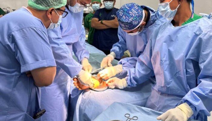 Tim Medis UNAIR Bantu Pemulihan RSUD Aceh Tamiang