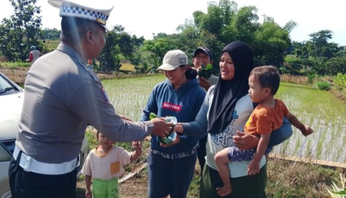 Jumat Berkah, Satlantas Magetan Patroli Sambil Bagikan Nasbung