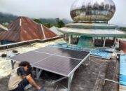 UNAIR Pasang Solar Panel dan Starlink di Lokasi Bencana Agam, Pulihkan Listrik dan Komunikasi Warga