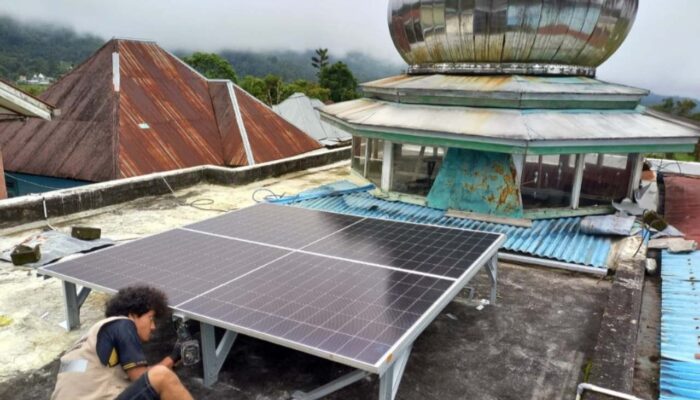 UNAIR Pasang Solar Panel dan Starlink di Lokasi Bencana Agam, Pulihkan Listrik dan Komunikasi Warga