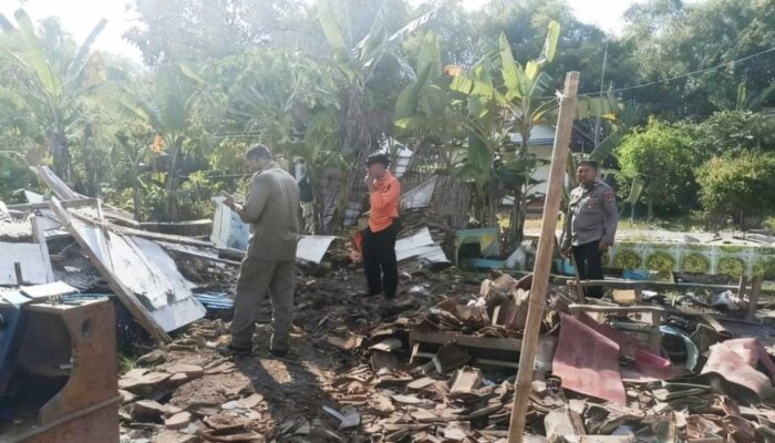 Angin Kencang Disertai Hujan Deras, Robohkan 1 Rumah Warga Sumberejo Kidul