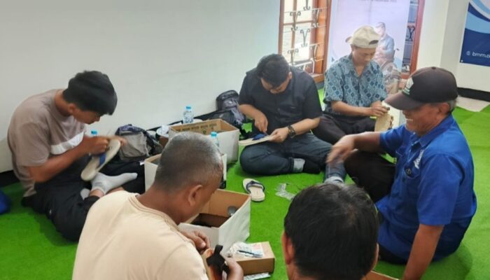 Latih Kemandirian Ekonomi, BMM Jatim Bekali Disabilitas Skill Jahit Sol Sepatu