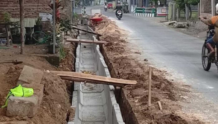 Pekerjaan Drainase di Trucuk Bojonegoro Dikeluhkan Warga, Pemkab Sebut Masih Tahap Pemasangan