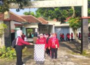 Peringati Hari Kesehatan Nasional ke-61 Puskesmas Pucanglaban Gelar Jalan Sehat Pronalis