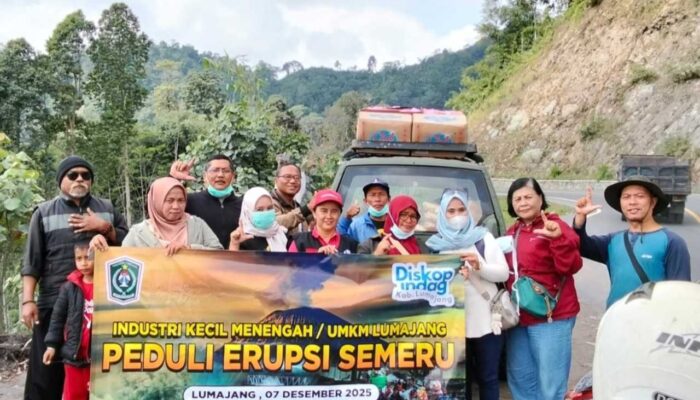 Baksos IKM Lumajang dan Dinkop Perindag Bikin Anak Korban Semeru Tersenyum