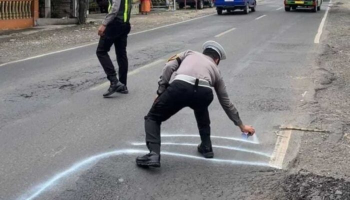 Jelang Nataru Sat Lantas Bojonegoro Tandai Jalan Berlubang Pakai Cat Pilok
