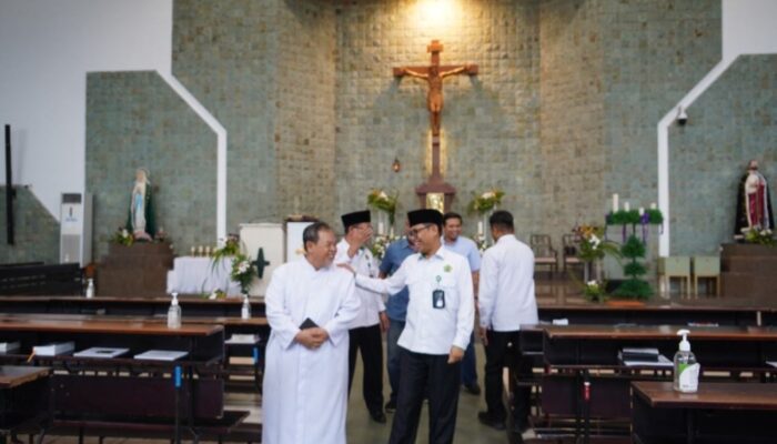 Jelang Natal 2025, Kakanwil Kemenag Jatim Tinjau Kesiapan Ibadah Gereja