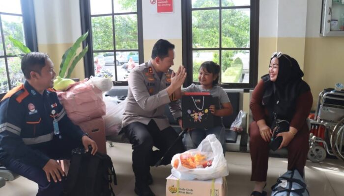 Operasi Nataru 2025, Kapolres Magetan Patroli Dialogis dan Sapa Masyarakat di Stasiun