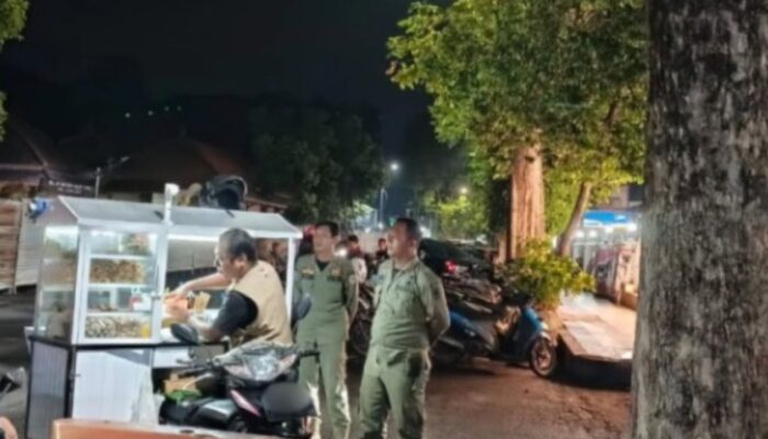 Satpol PP Lumajang Tertibkan PKL di Alun-Alun, Jaga Keindahan dan Ketertiban Kota
