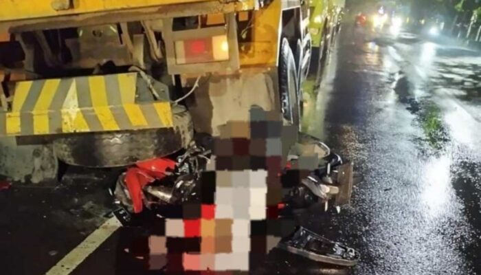 Ganti Ban di Tepi Jalan, Truk Diseruduk Pemotor, Pengendara Tewas