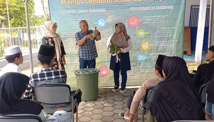 Jalankan Instruksi Presiden, Dosen Unmuh Jember Ajari Warga Bikin Budikdamber