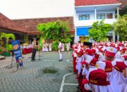 Police Goes to School Edukasi Siswa SDN Tompokersan 03 Tertib Lalu Lintas Sejak Dini
