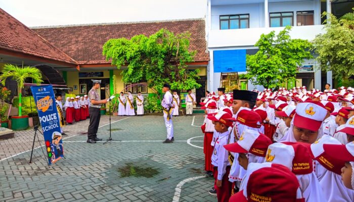 Police Goes to School Edukasi Siswa SDN Tompokersan 03 Tertib Lalu Lintas Sejak Dini