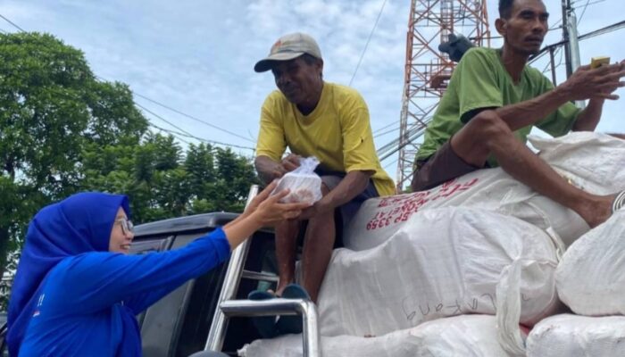 Srikandi Demokrat Jombang Tebar Ratusan Nasi Kotak di Jumat Berkah