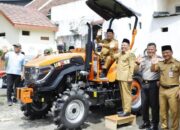 Serahkan Alsintan ke Petani, Bupati Warsubi Tancap Gas Target Jombang Lumbung Pangan Nasional