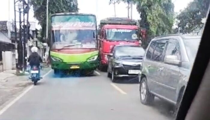 Sopir Bus Restu Ugal-ugalan di Jalan, Nyaris Adu Banteng