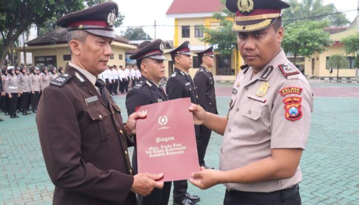 48 Personel Polres Magetan Terima Tanda Kehormatan Satya Lencana Pengabdian