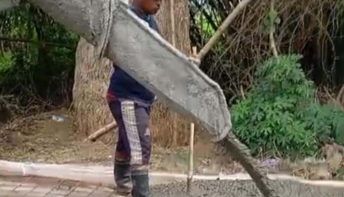 Video Warga Ragukan Kualitas Proyek Jalan Beton Desa Kemiri Bojonegoro