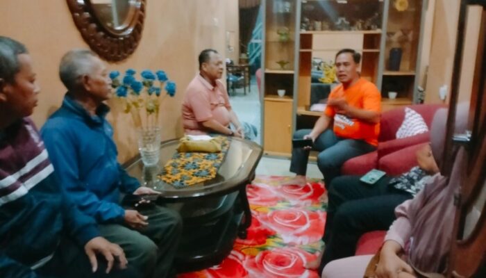 Puluhan Warga Geruduk Rumah Developer di Ngampel, Tuntut  Pengembalian Uang