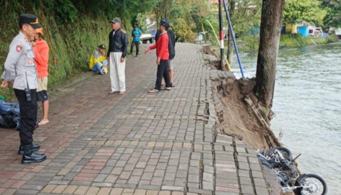 Talud Telaga Sarangan Magetan Amblas, Polisi dan BPBD Gercep Evakuasi Korban dan 7 Motor Tercebur ke Danau